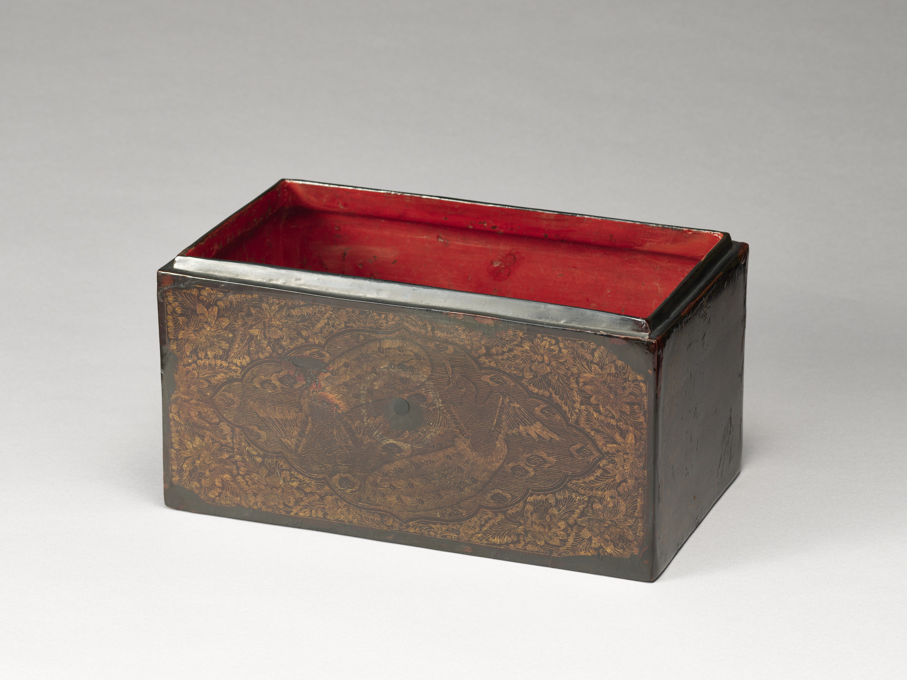 九州国立博物館 | 収蔵品データベース | 重要文化財 孔雀鎗金経箱