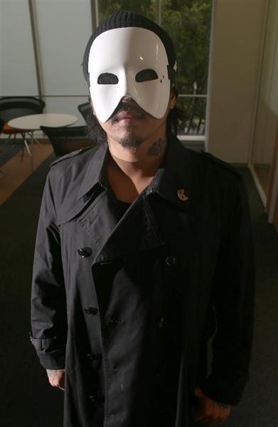 芸能考察】聖夜に結成、仮面トレンチ姿、全員が名無し…謎のバンド