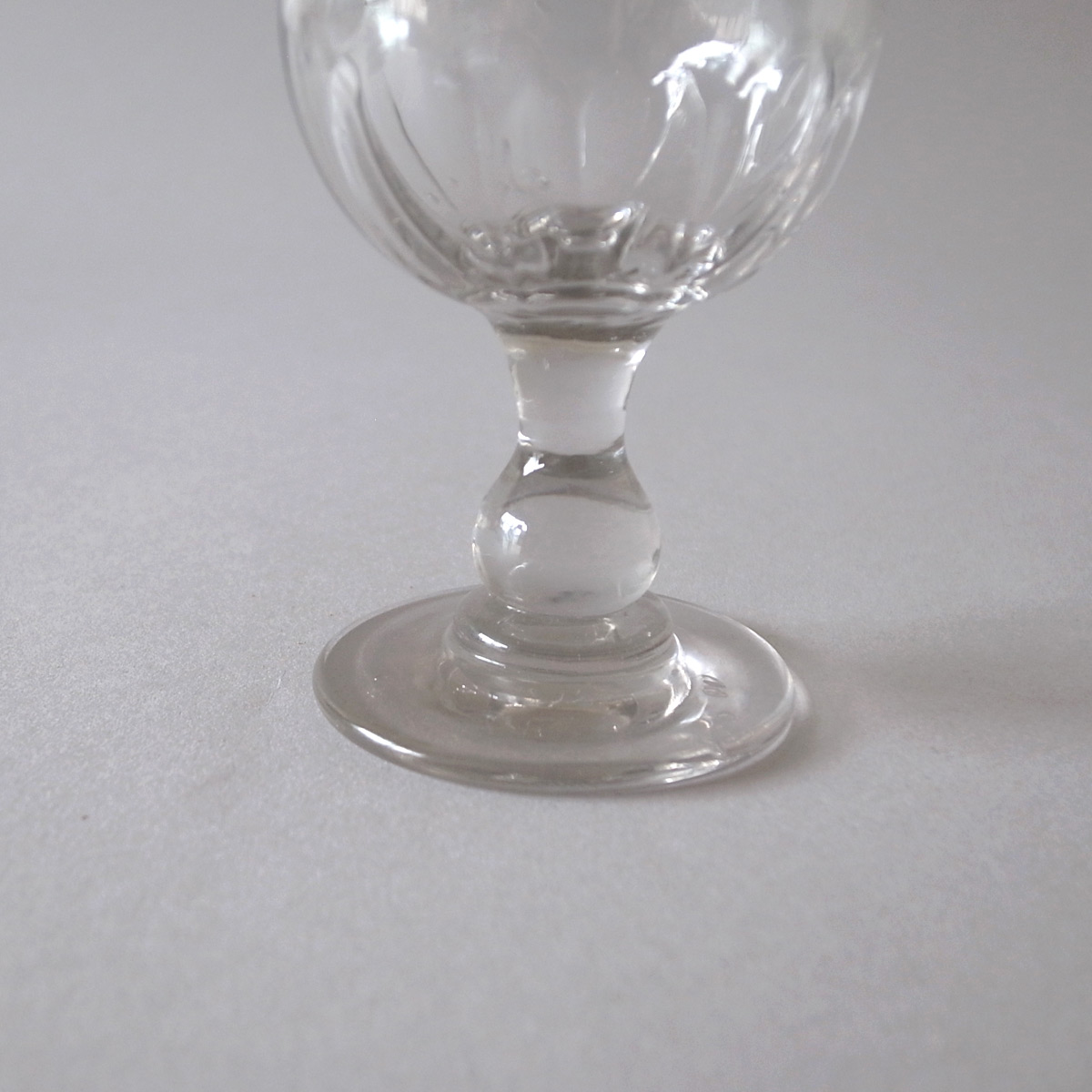 アンティークグラス リキュールグラス 金彩に緑のステム R1346ダI