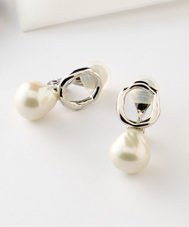 好評につき追加生産】バロック パール イヤリング / 23区