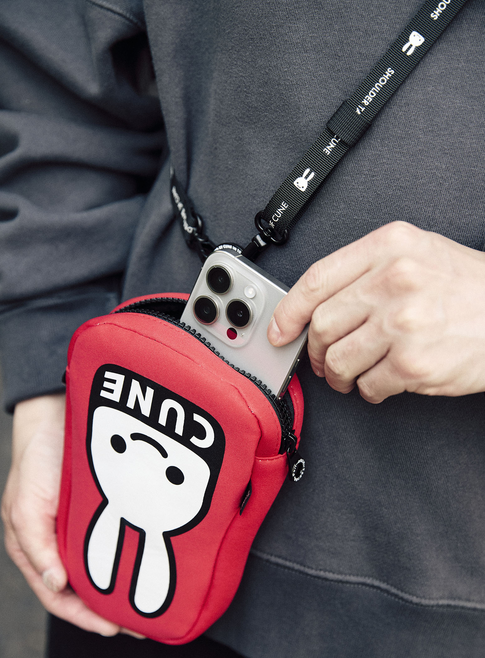 逆さCUNEウサギショルダーポーチ｜ウサギがいる｜CUNE ONLINE STORE