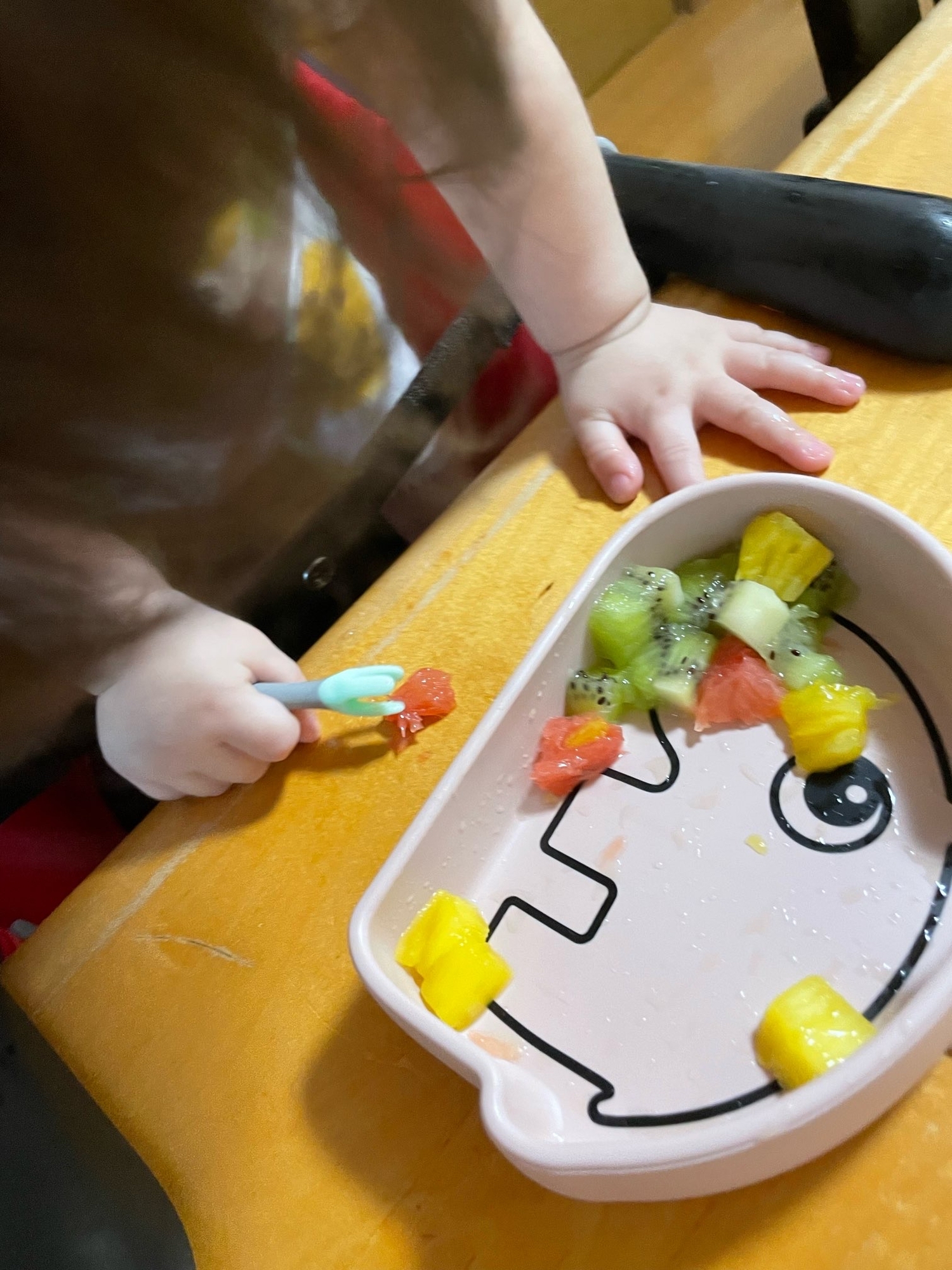 一人食べの練習に》ユニークな形のスプーン&フォークでパクパク食べ