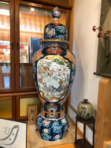 引取限定】花柄金箔装飾の蓋付き陶器壺 高さ1m 引取限定】花柄金箔装飾