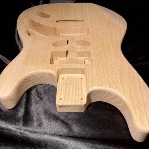 ボディーのみ】アッシュ材 ストラトタイプ ボディーのみ】アッシュ材