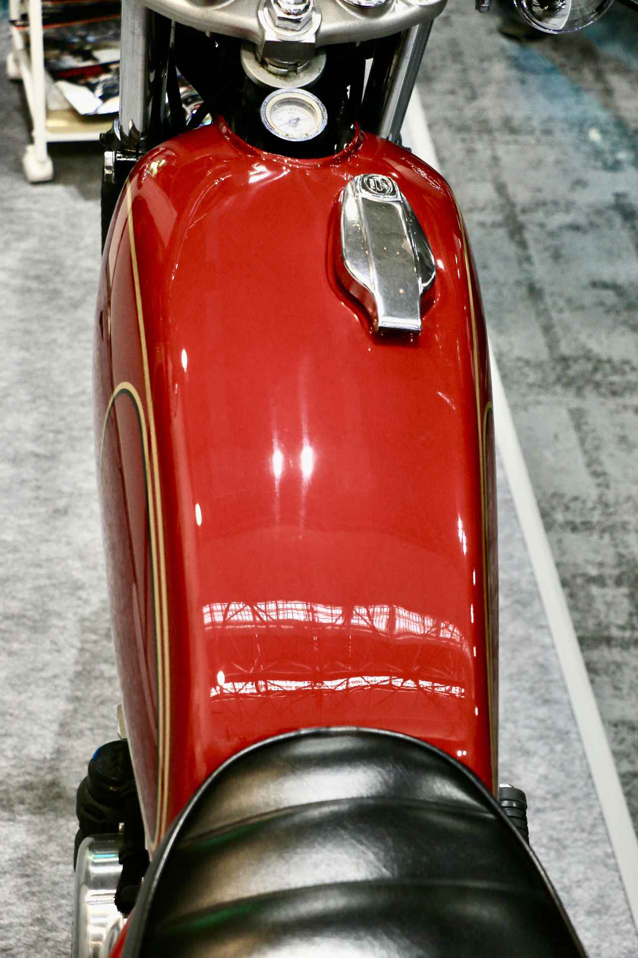 なぜ純正のSR400を今更…と思った人は、戻って2度見せ