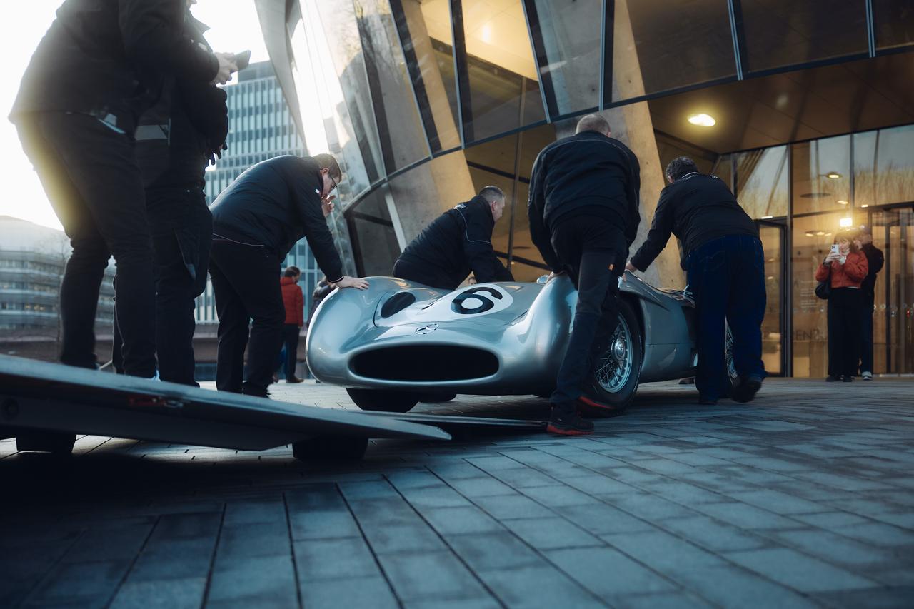 伝説のグランプリマシン「メルセデスW196」が81億円で落札！？史上2