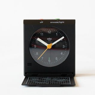 BRAUN トラベルアラームクロック／BRAUN(ブラウン)｜愛着を持って