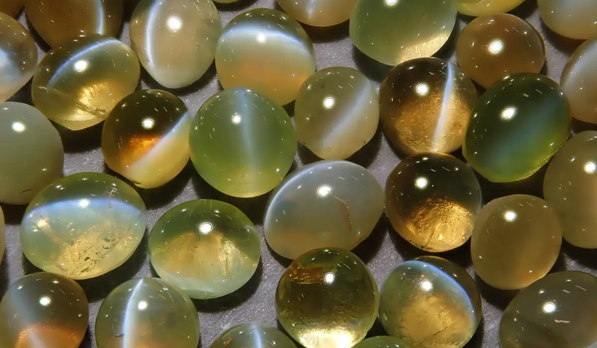 2月の誕生石クリソベリルキャッツアイ 猫の目のように輝く一筋の光の