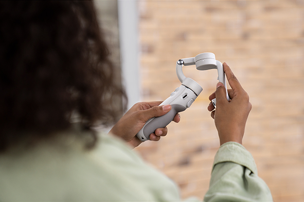 DJI、スマートフォン用スタビライザー「DJI OM 5」発表 – DRONE