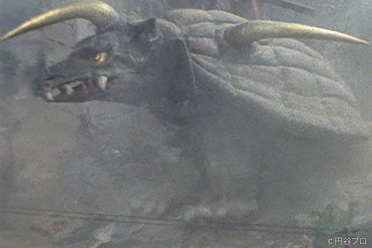 9月17日 帰ってきたウルトラマン マンションの壁がキングストロンに