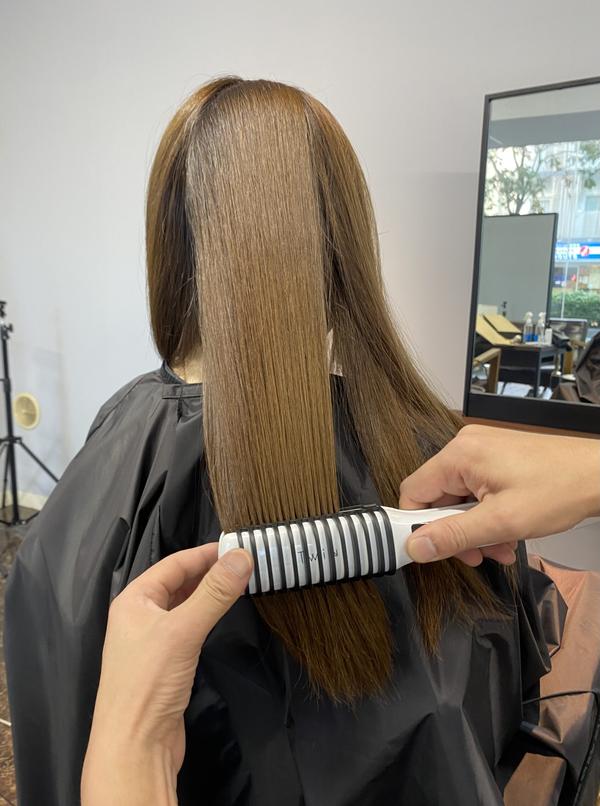 艶髪の新定番・サイエンスアクア発のブラシアイロン『Twin』で簡単