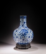 A blue and white globular 'dragon' vase (Tianqiuping), Seal mark
