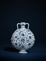 中国美術 青花 纏枝蓮花紋 双耳瓶 高29.5cm(LC136) 中国美術 青花 纏枝