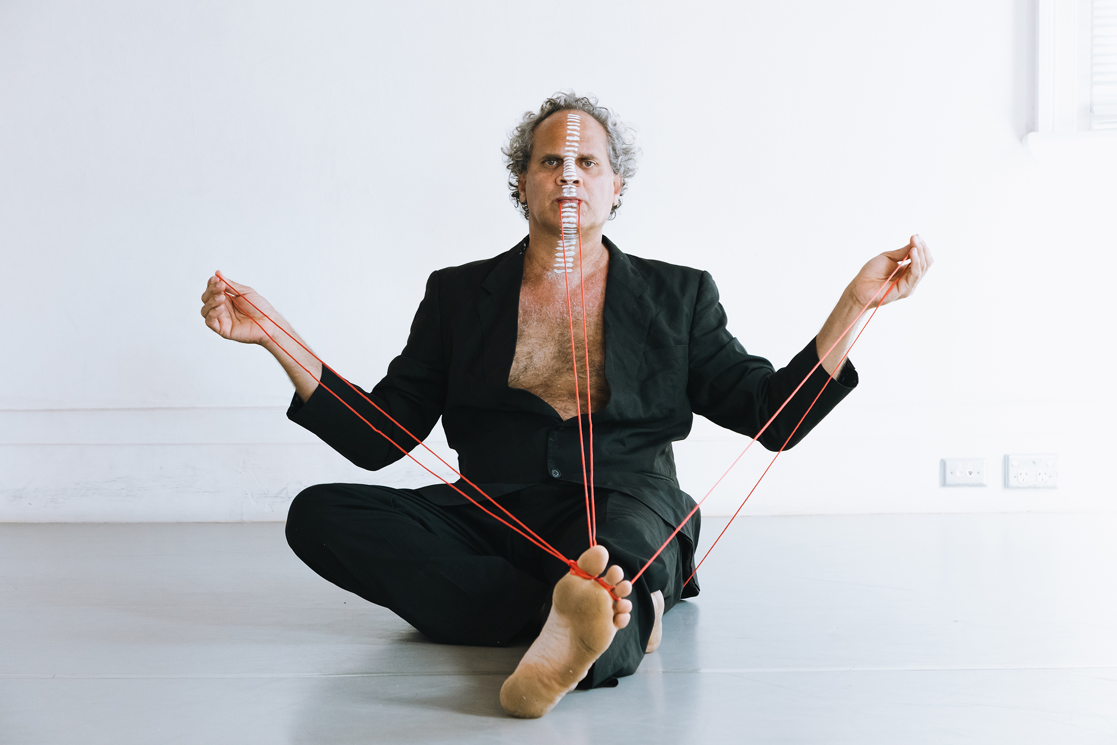 Zane Saundersアボリジニの画家 walking together Zane Saunders