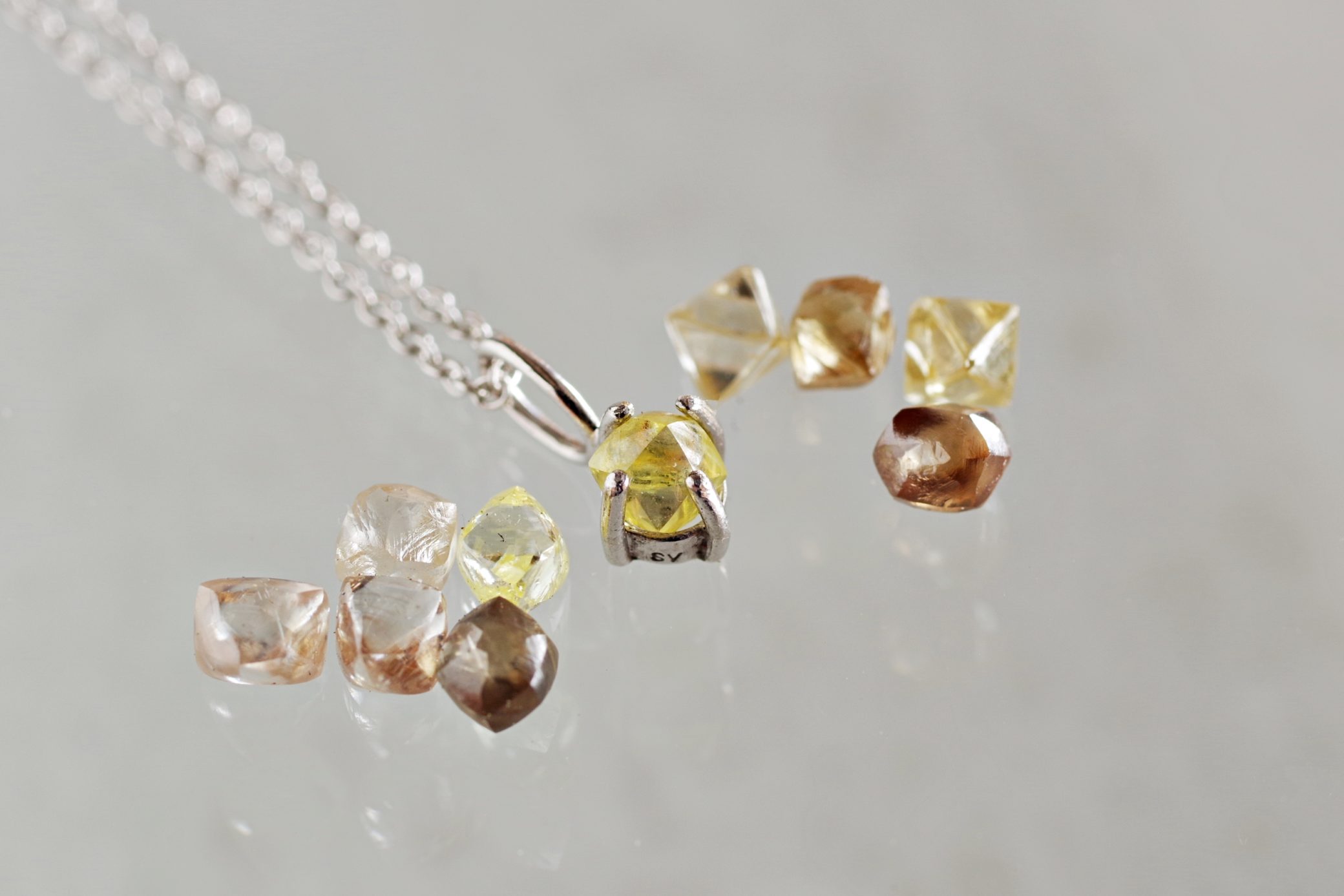 光り輝く原石から選ぶ！ダイヤモンド原石アクセサリーづくりツアー