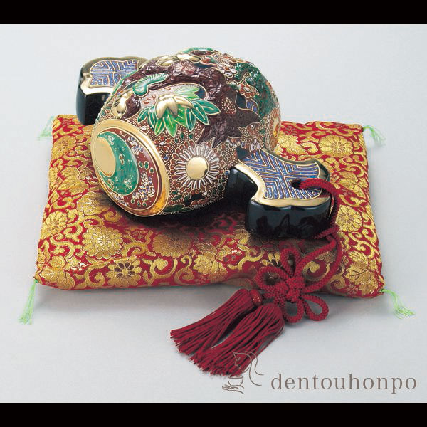 AJ32 九谷焼 打出の小槌 八幡窯 座布団付 松縁起図 飾り物 置物 伝統