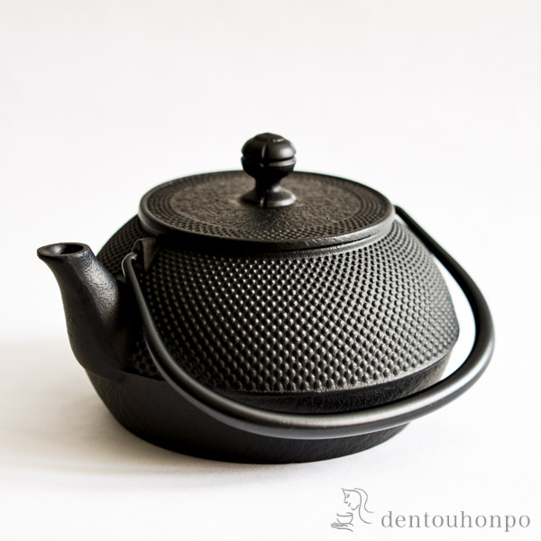 送料無料】 鉄瓶 7型 特製アラレ紋 内面釜焼・外面黒焼付仕上げ IH対応