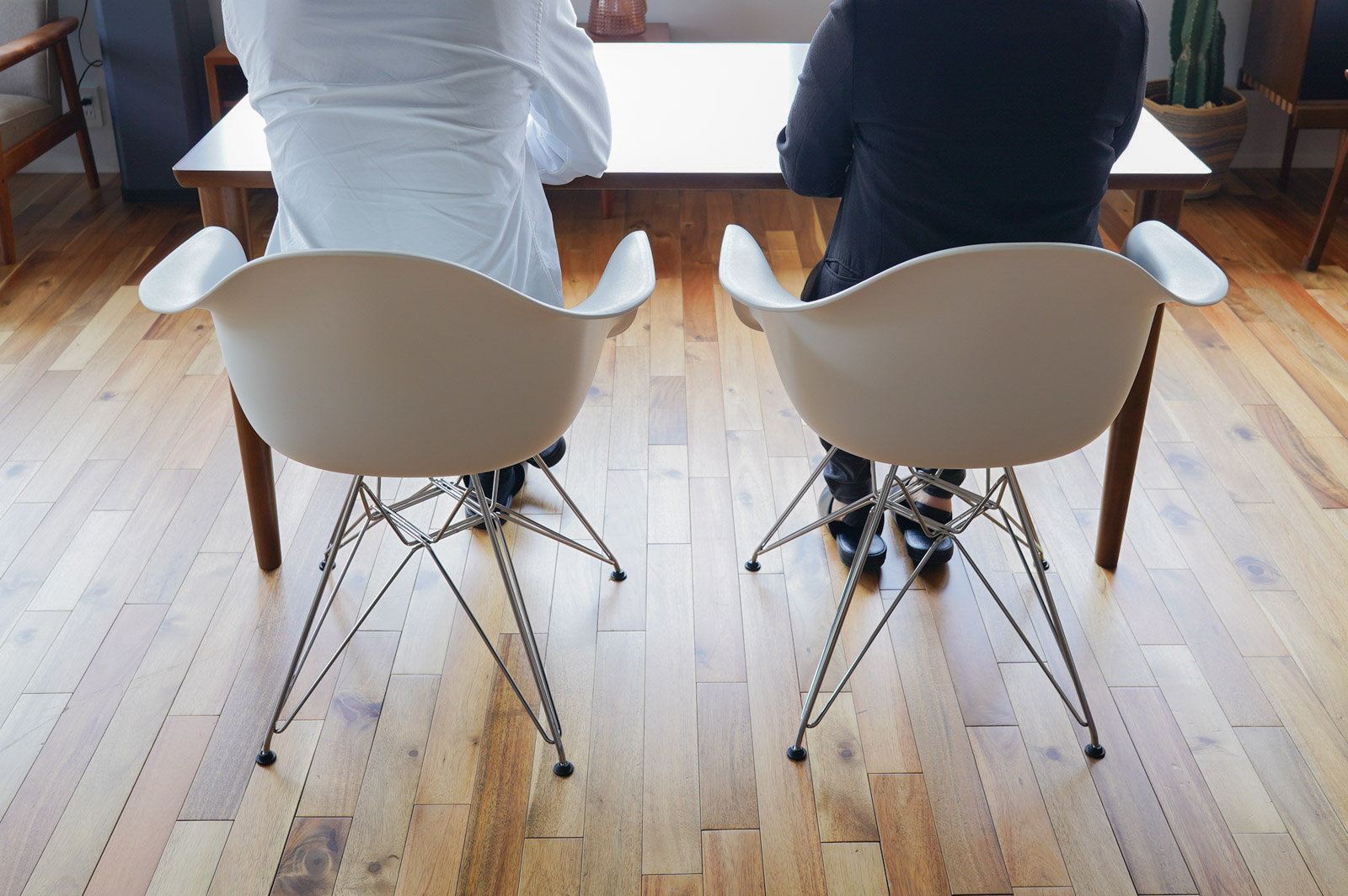 イームズ アームシェルチェア DAR ホワイト クロームベース［DAR. 47