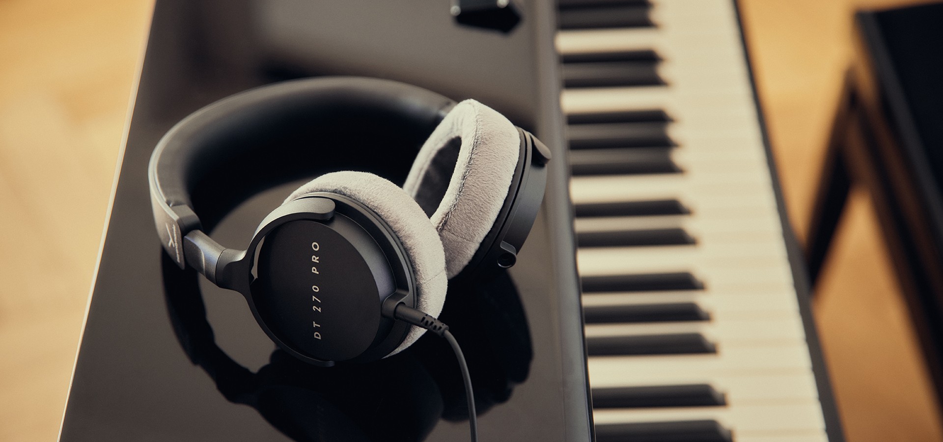 DT 270 PRO: Studio headphones for recording and monitoring