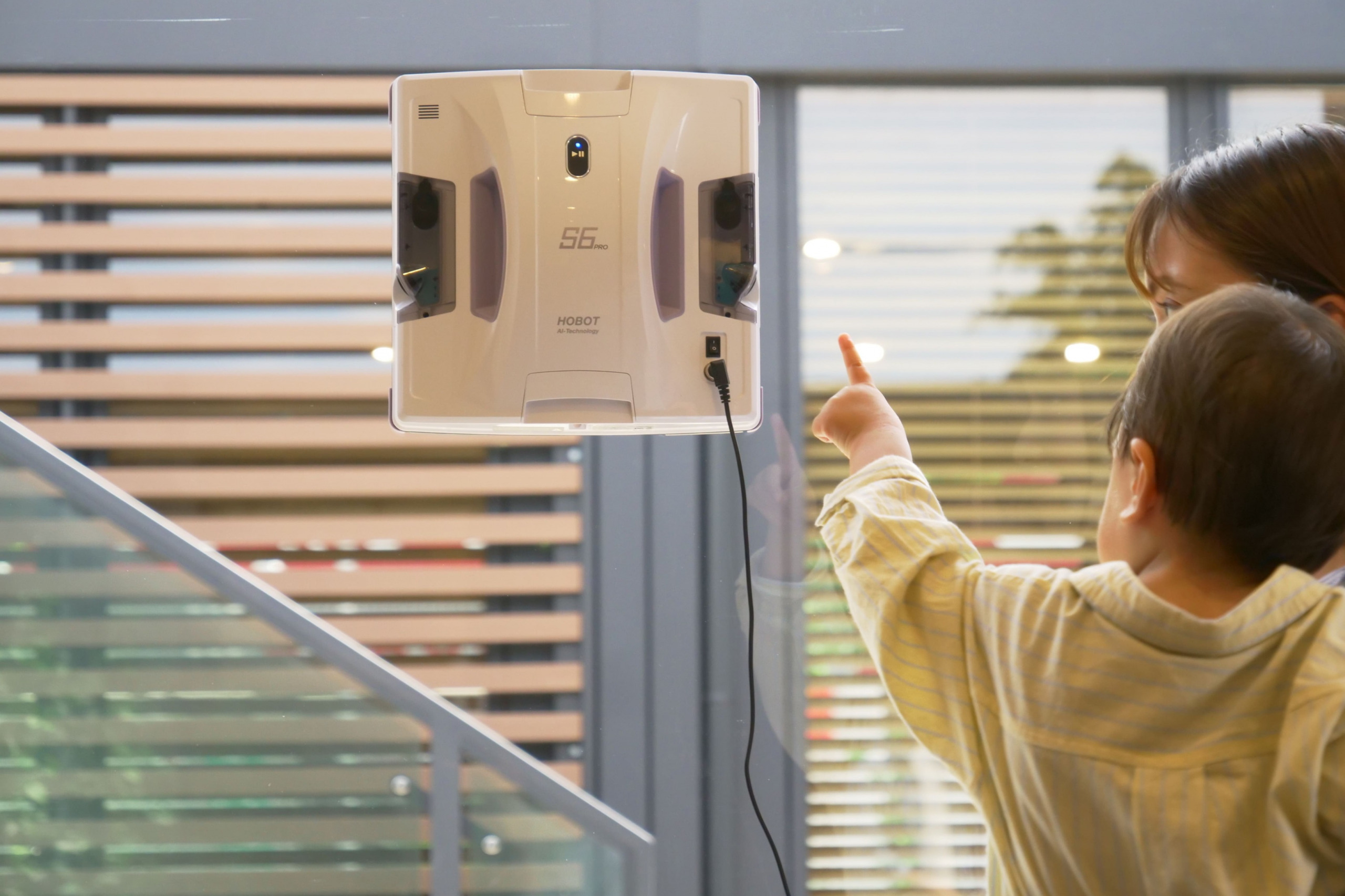 x*n様 HOBOT-S6 Pro ロボット掃除機 本体 Amazon | 【全自動の窓掃除