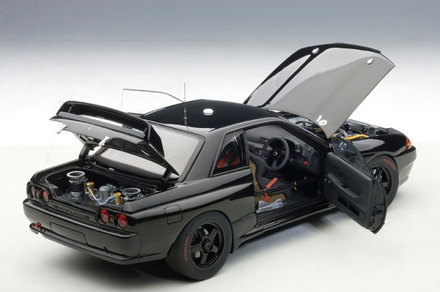 AUTOart Nissan Skyline GT-R (R32) Plain Body - Blue/Black