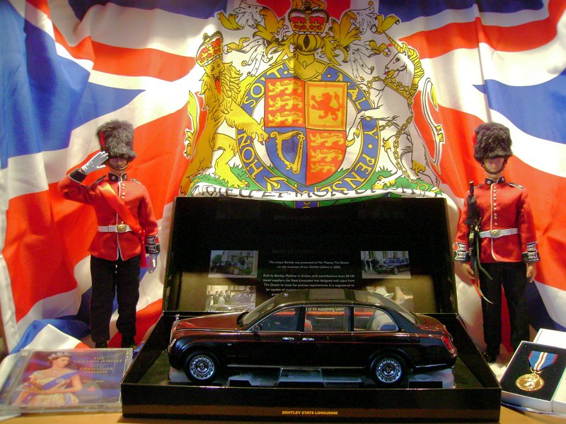 REVIEW: Minichamps Bentley State Limousine • DiecastSociety.com