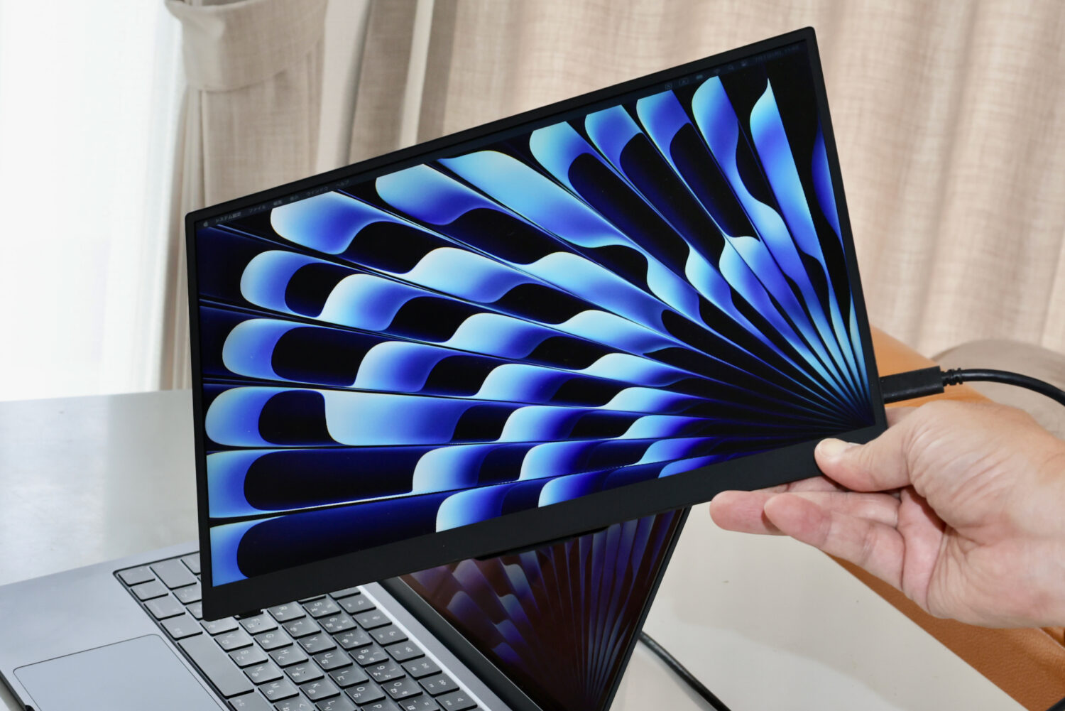 わずか約325gと、超軽いモバイルディスプレイVAIO Vision+はMacでも