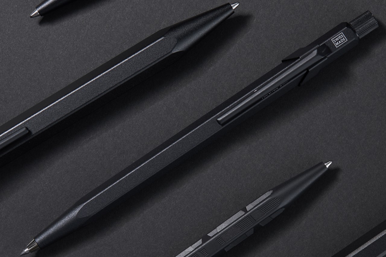 カランダッシュ」から黒の美しさを極限まで追求したオールブラックの