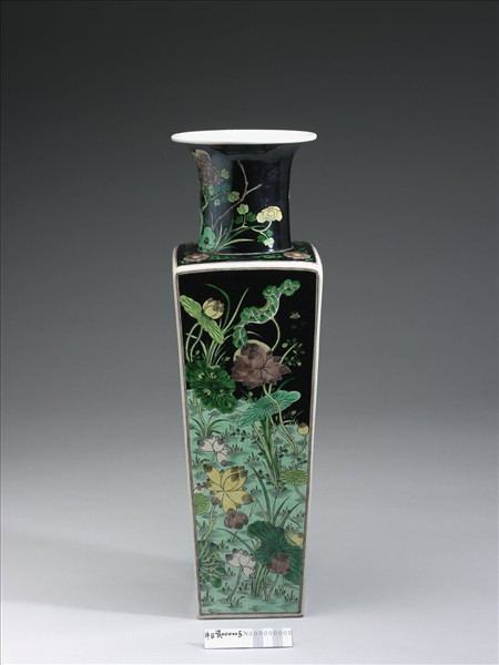 墨地素三彩四季花鳥瓷方瓶- 故宮