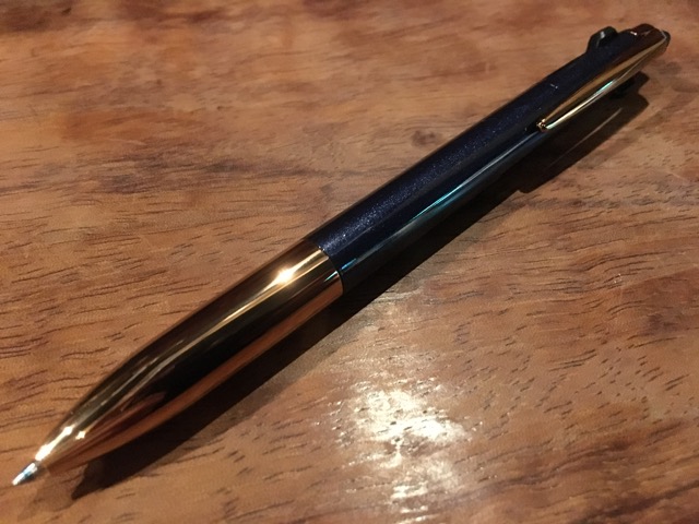 風格を感じさせるブロンズカラーを採用した3色ジェットストリーム