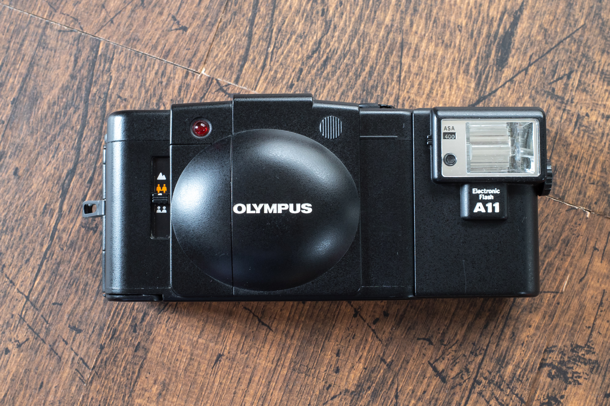 オリンパス オリンパス OLYMPUS XA2 + A11フラッシュ 革ケース付 ☆1円