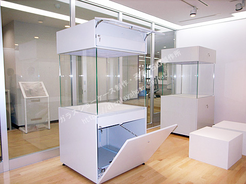 0104 美術館ケース スチール製 MT型 / 覗きケース 傾斜型 | ガラス