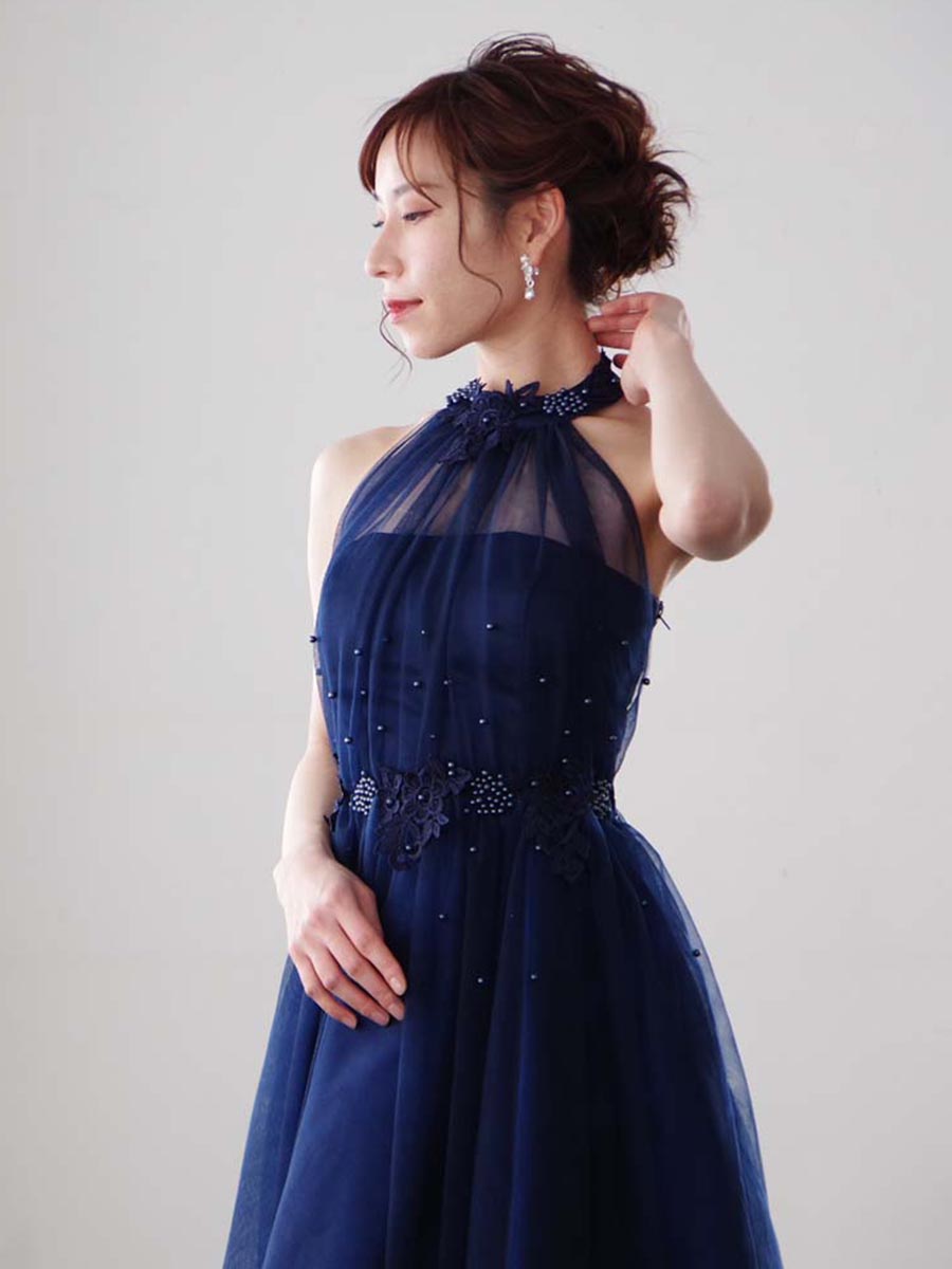 パーティーや演奏会に！膝丈で使いやすい清楚なホルターネックドレス