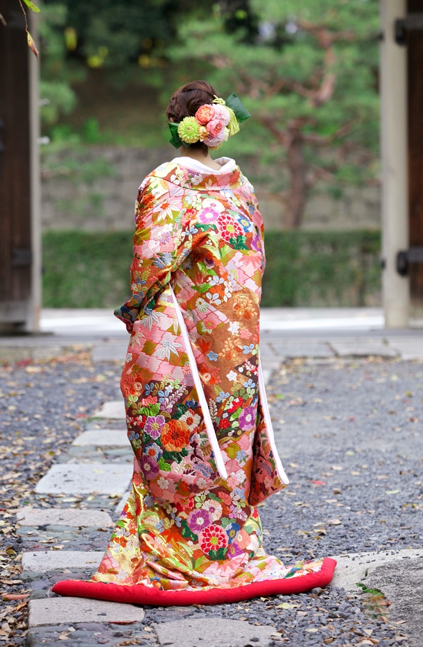 色鮮やかな唐織の色打掛 | TAGAYA BRIDAL - 京都・大阪・神戸の結婚式