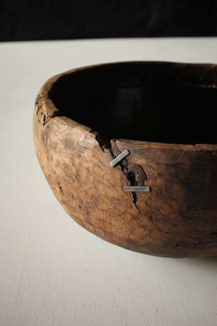 時代欅古木 銀鎹瓶掛/火鉢 X216｜骨董店 のびる 古美術 骨董 和風建具