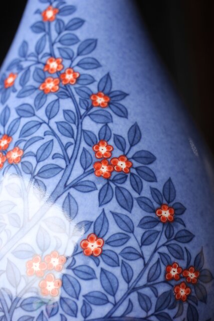 人間国宝13代今右衛門本人作高台彫印色鍋島吹墨薄墨草重ね花文共箱付き