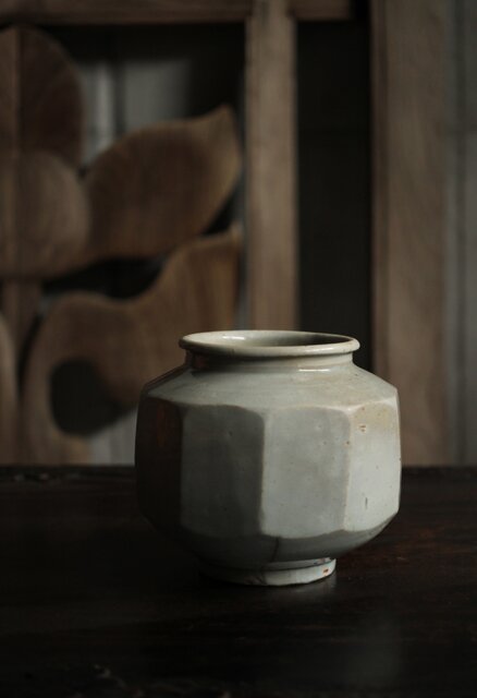 朝鮮李朝 白磁面取壺 P522｜骨董店 のびる 古美術 骨董 和風建具 蔵戸