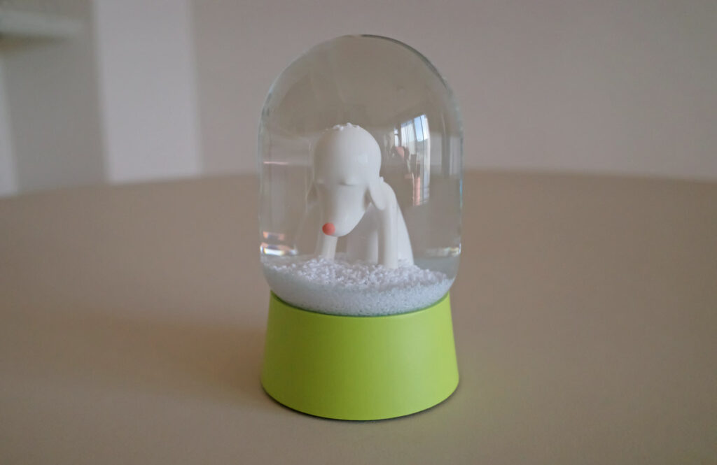 青森県立美術館 奈良美智 あおもり犬 スノードーム Amazon.co.jp