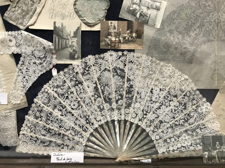 アンティーク ベルギーブルージュ ごく細い糸の線状の花 繊細なボビン