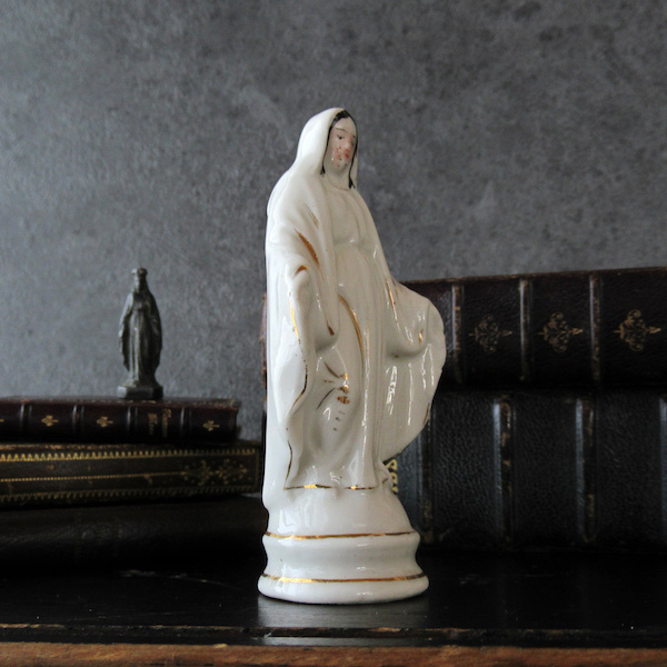 白磁の聖母マリア像 - Eggplant