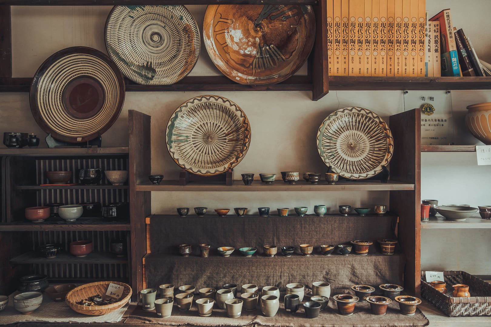 世界一の民藝」小鹿田焼の魅力と窯元巡り全9軒を徹底ナビ | EDiT.