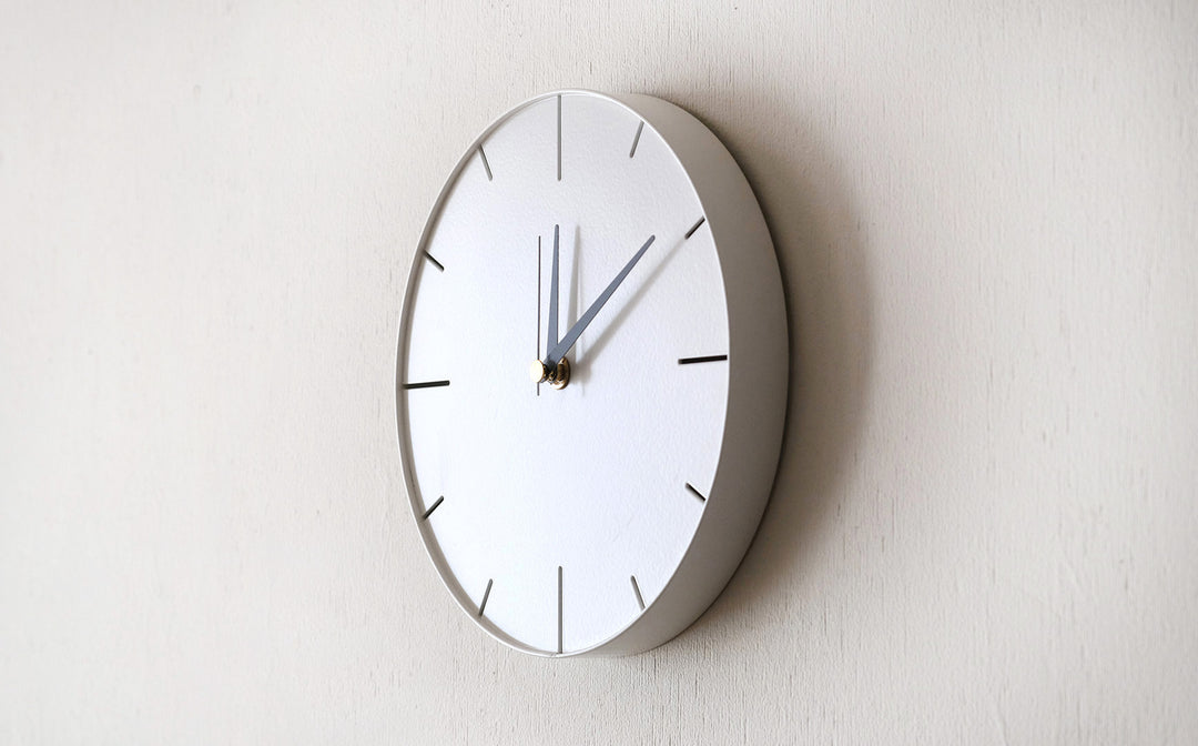 静かに時を刻む、ミニマムな暮らしに。ウォールクロック – Envelope