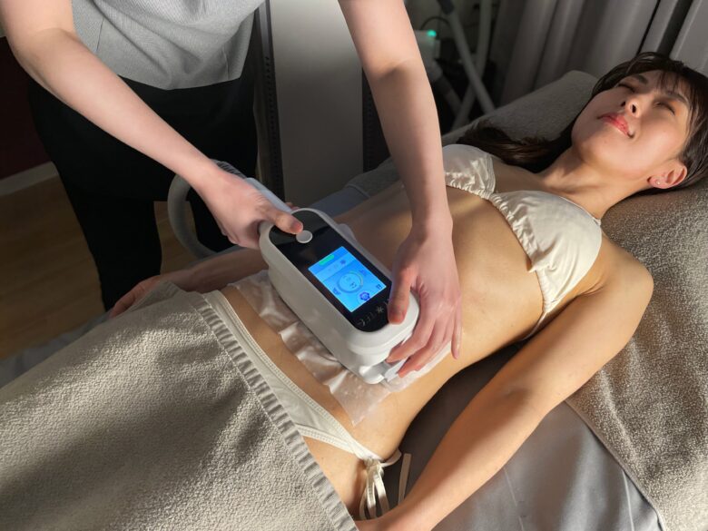 厚みのある脂肪を撃退！部分痩せには360度脂肪冷却マシン＊ | 【痩身