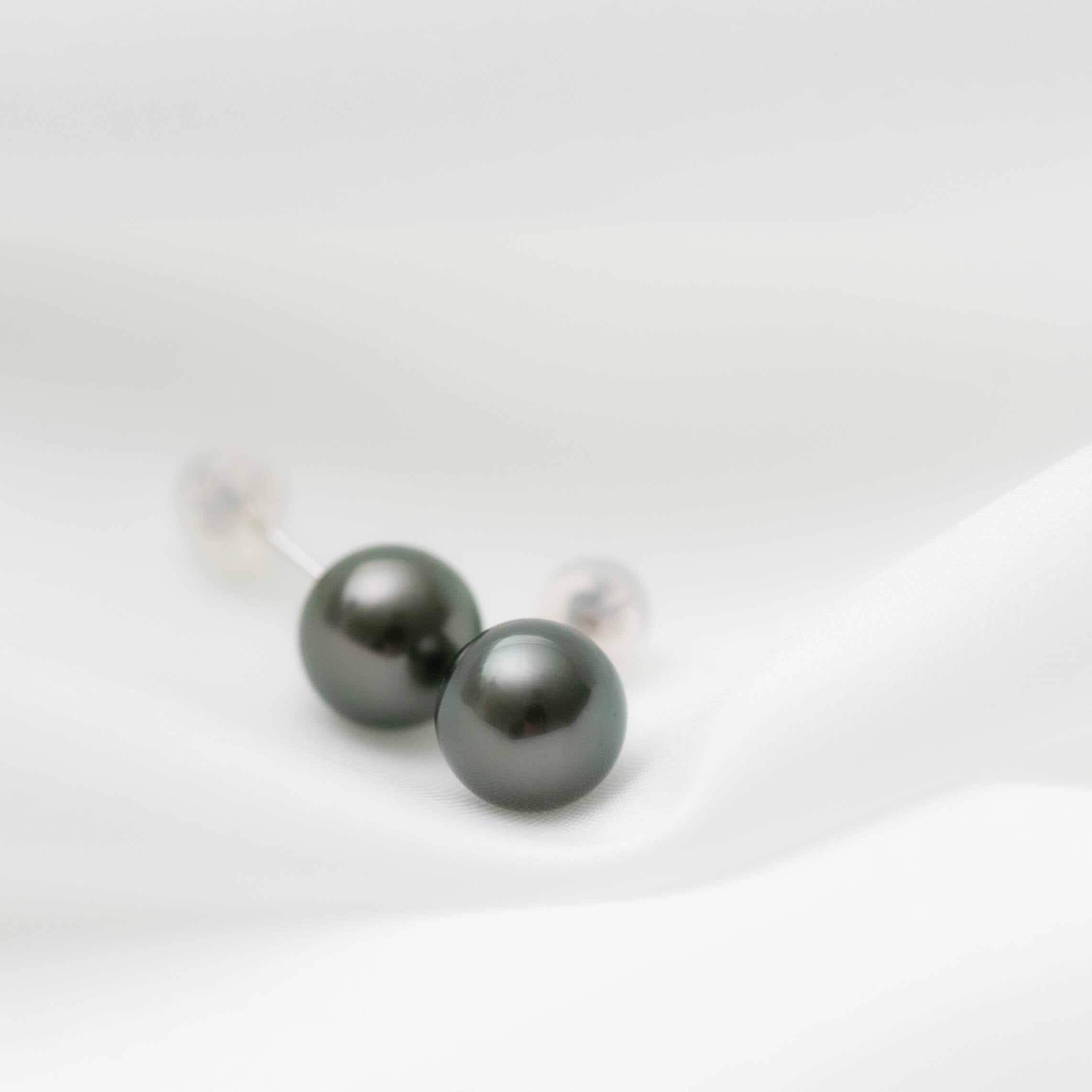ブラックパール プラチナ スタッドピアス｜無調色 黒蝶真珠 タヒチ