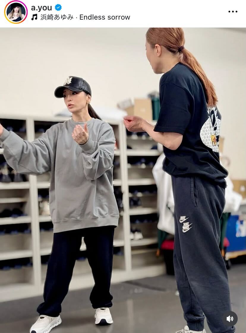 浜崎あゆみ、ちょこんと座った笑顔SHOTにファンほっこり「可愛すぎて