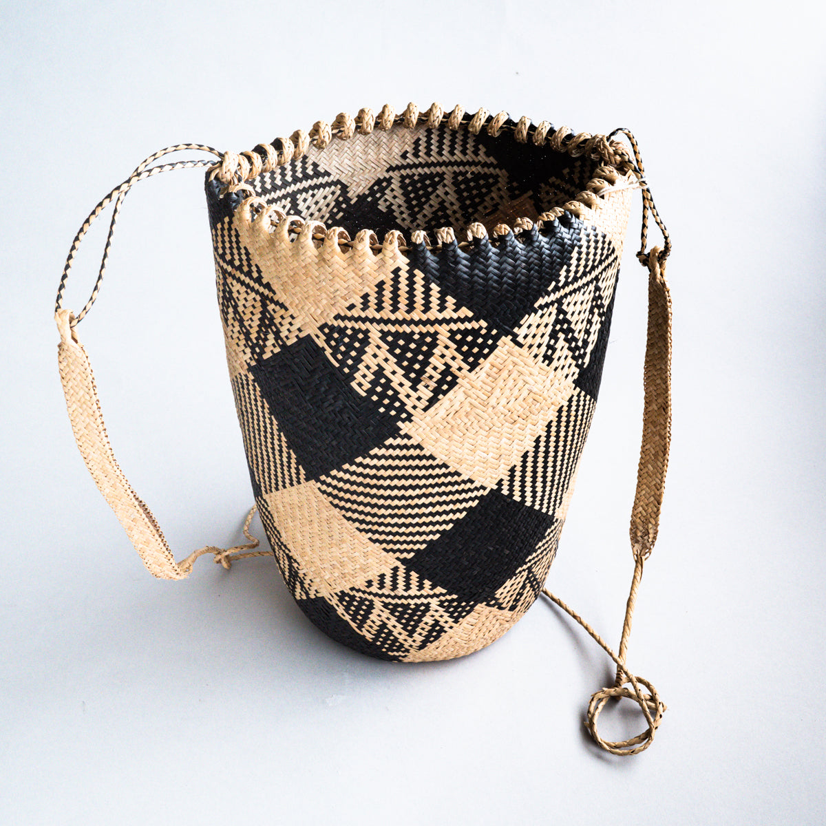 インドネシアカリマンタン島ダヤック族ロタン編み背負籠