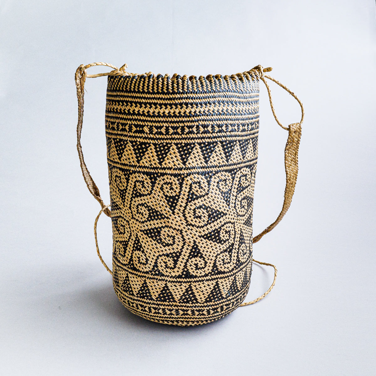 カリマンタン島ダヤック族ロタン編ビーズ飾り付き赤ちゃん背負籠貴重