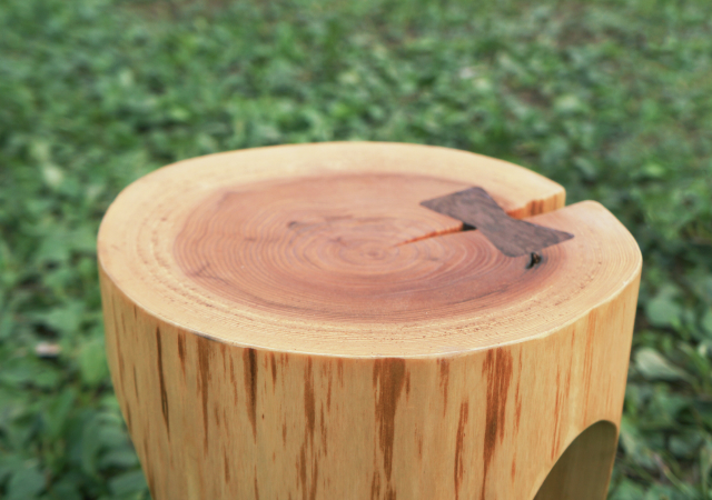 未利用材を余すことなく活用した双子の丸太スツール - eTREE