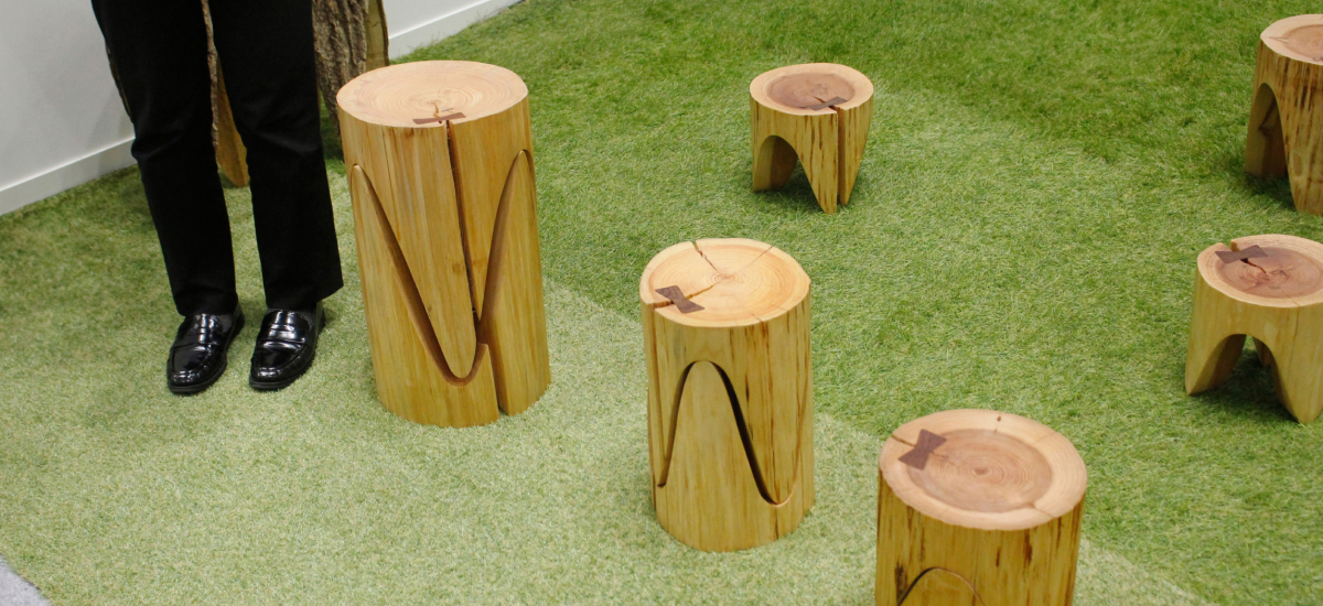 未利用材を余すことなく活用した双子の丸太スツール - eTREE