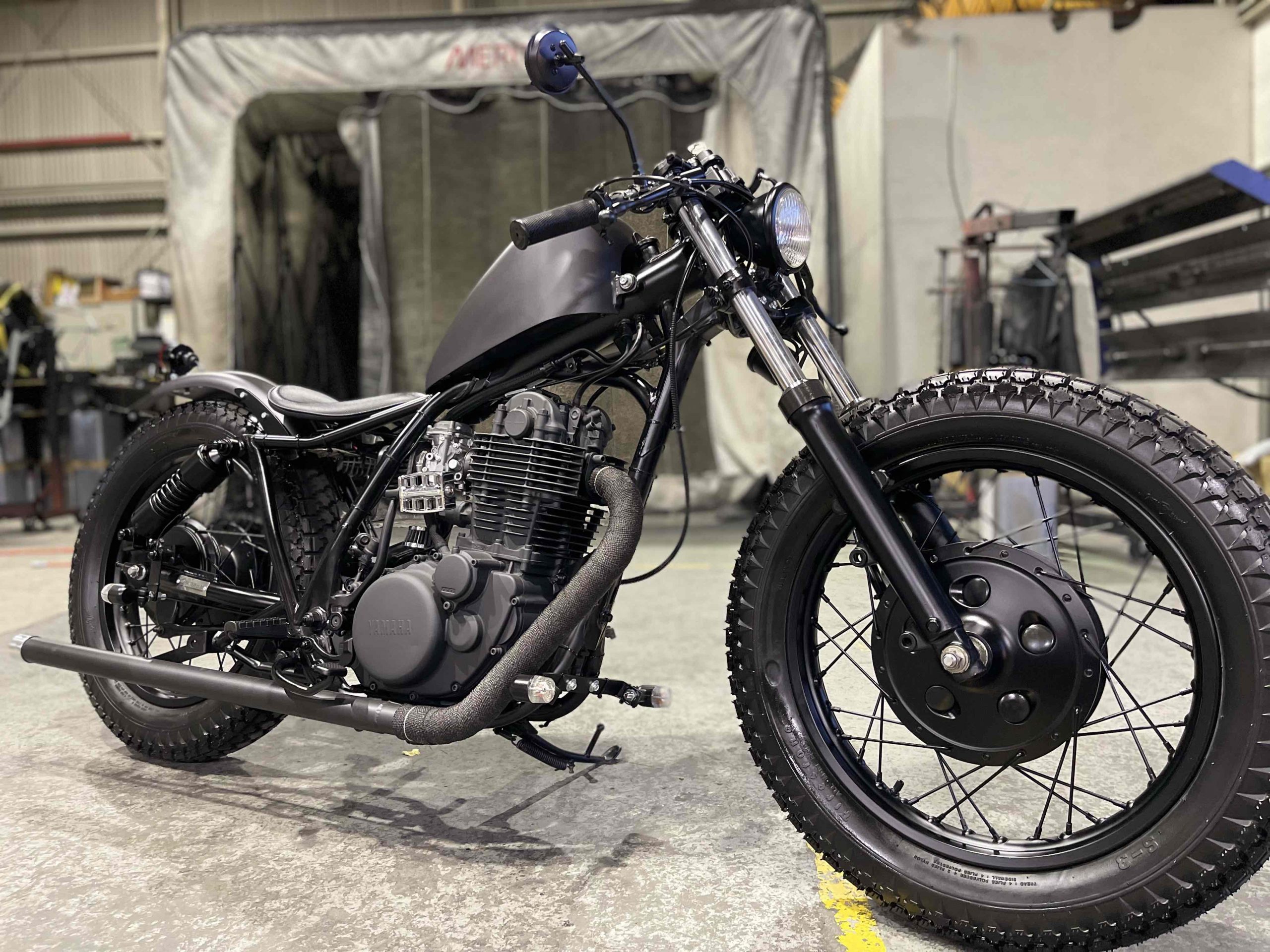 SR400 自家塗装 タンク (マットブラック)デウス・エクス・マキナ